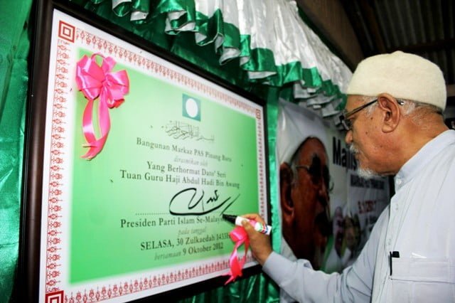 Presiden PAS menandatangani plak perasmian http://www.buletinonline.net/images/stories/aberita6/Presiden%20PAS%20menandatangani%20plak%20perasmian.jpg